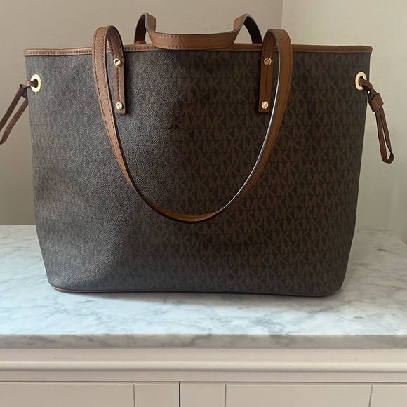 Michael Kors Brown Tote Bag with Elegant Design - Picture 7 of 9